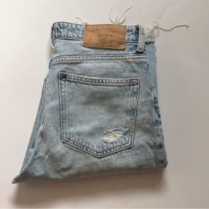 Boyfriend Jeans. Distressed.